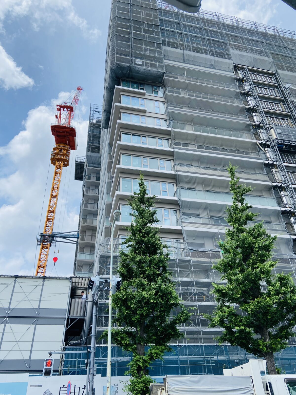 笹塚駅南口で建設中のパークタワー渋谷笹塚の工事現場